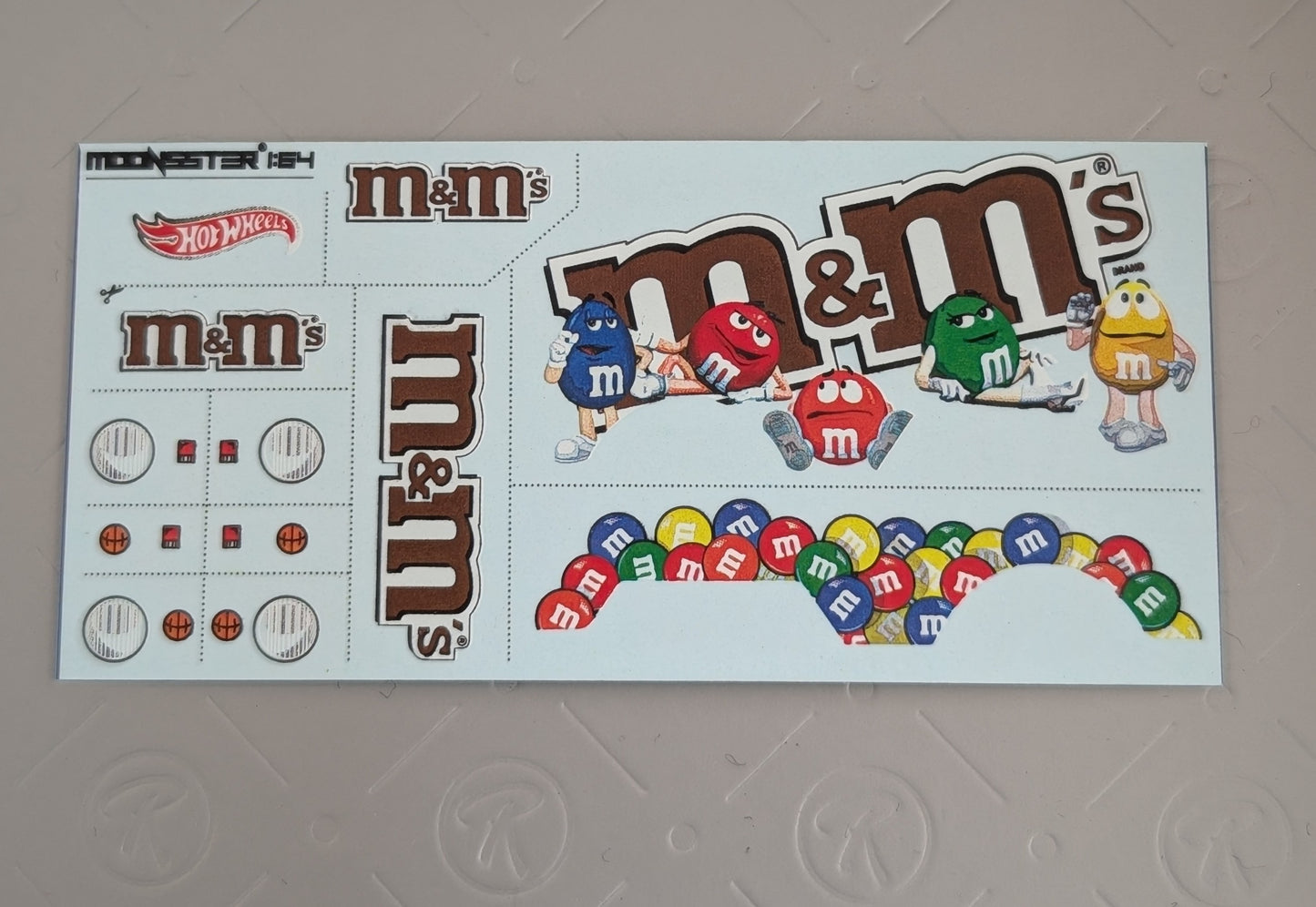 Decals M&M al agua, con color blanco importado